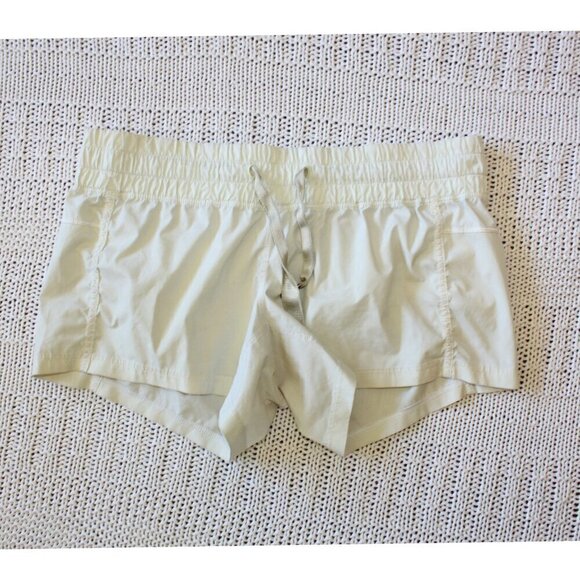 Lululemon Hotty Hot Low-Rise shorts Running pants Size 6 Lightweight outdoor - Picture 10 of 10